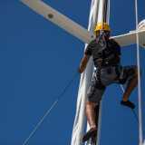 ... per poi arrampicarsi grazie alle drizze (corde nautiche)...